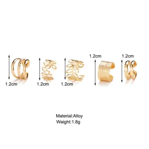 Vista detallada de 5 earcuffs de aleación dorada con 1,2 cm de altura y peso de 1,8 g