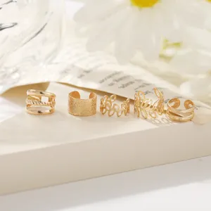 Set de cinco elegantes ear cuffs dorados sin perforación con diseños texturizados