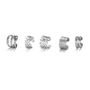Juego de cinco ear cuffs plateados en forma de C con varios diseños de texturas y calados.