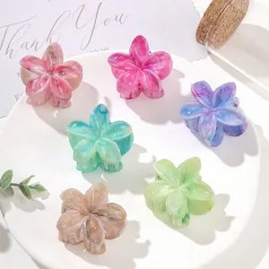 Set van kleurrijke bloemvormige haarklemmen met marmeren textuur voor dames mode
