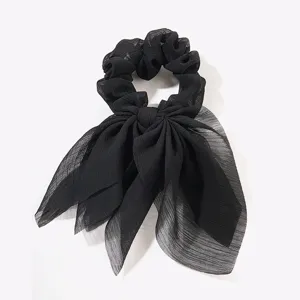 Chouchou élégant en mousseline noire avec des rubans plissés pour coiffure en queue de cheval.