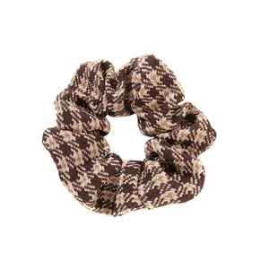 Eleganter Haargummi aus braunem Wollstoff mit Hahnentrittmuster für Herbst und Winter