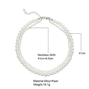 Détail montrant les dimensions et le matériau du collier à double rang de perles