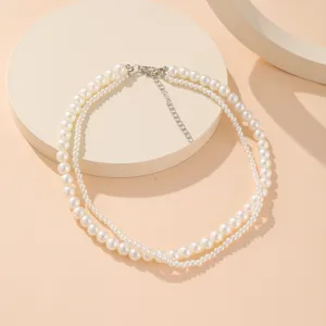 Vue détaillée d'un élégant collier double rang en perles avec chaîne d'extension