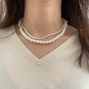 Collier ras-du-cou élégant à double rang de perles blanches pour femme style rétro