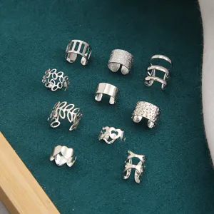Set mit 10 silbernen Ohrmanschetten in verschiedenen geometrischen und hohlen Designs.