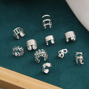 Detailansicht von silbernen Ohrmanschetten ohne Piercing mit Herz- und Blatt-Hohldesign