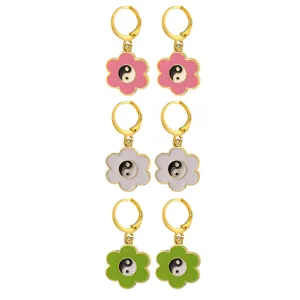 Juego de tres pares de pendientes de aro de flores de esmalte con símbolos de Yin-Yang