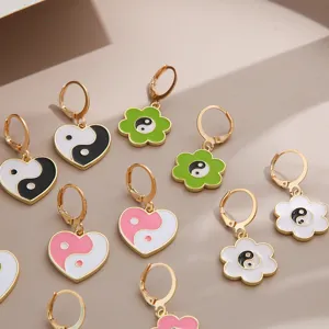 Pendientes de aro dorados con dijes esmaltados de Yin Yang en forma de corazón y flor