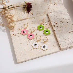 Elegante juego de pendientes de aro esmaltados Yin Yang con forma de flor en tres tonos