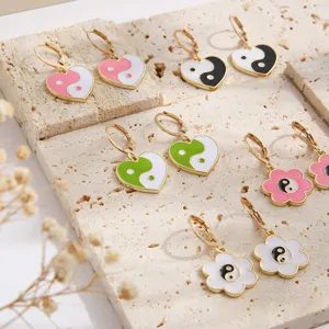 Juego de pendientes de esmalte Yin Yang con forma de corazón y flor sobre piedra