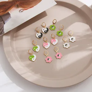 Preciosa colección de pendientes de aro esmaltados con diseño de corazón Yin-Yang