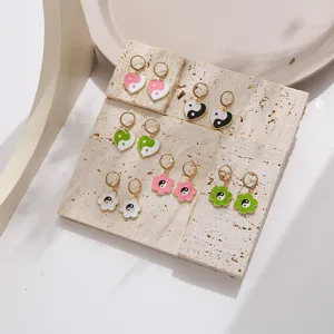 Juego de pendientes esmaltados de corazón y flor Yin Yang con aros dorados