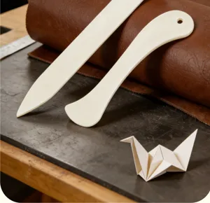 Utensili piegacarte in plastica per lavorazione della pelle e piegatura carta origami.