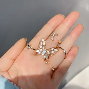 Splendido set di 5 anelli dorati con farfalla luna e stella per donne dallo stile unico