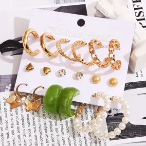 Primer plano del set de 9 pares de pendientes con mariposas, corazones y aros.