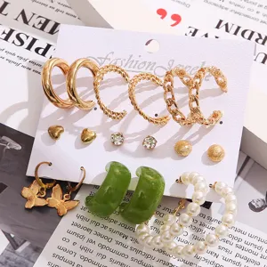 Detalle de set de 9 pares de pendientes con mariposas, acrílico y perlas.