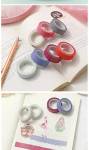 Λεπτομερής λήψη πολύχρωμων ρολών washi tape πλέγματος για ημερολόγιο και χειροτεχνίες.