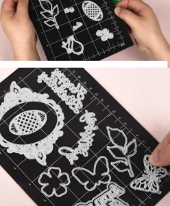 Tappetino magnetico a griglia e set di fustelle in metallo per macchina goffratrice.