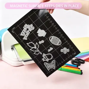 Tappetino da taglio magnetico con linee di griglia e fustelle in metallo per macchine.