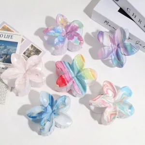Détail des pinces à cheveux fleur colorées avec motif marbré et dégradé de plumeria