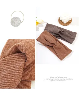 Nahaufnahme der weichen Textur und des Stylings brauner Strick-Stirnbänder für Damen.