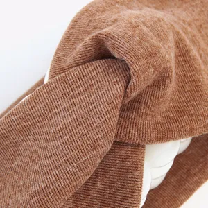 Weiches gestricktes breites Kreuz-Stirnband in Braun, ideal für wohlige Herbst und Winter Wärme.