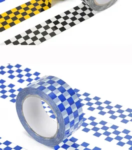 Vue detaillee de ruban adhesif a carreaux colore pour emballage cadeau et loisirs creatifs.