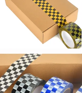 Détail de ruban adhésif à carreaux jaunes, noirs et bleus pour emballages originaux.