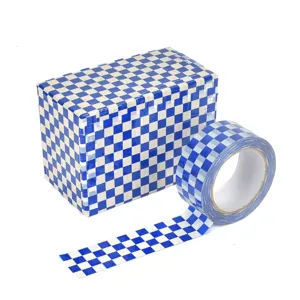 Rouleau de ruban adhésif d'emballage à carreaux bleus et blancs avec boîte décorée pour bricolage.