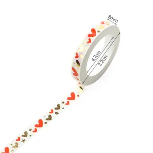 Rollo de cinta washi de corazón con lámina de oro vista principal con corazones rojos.