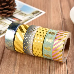 Λεπτομερής λήψη διακοσμητικών ρολών washi tape με διάφορα σχέδια και μοτίβα.