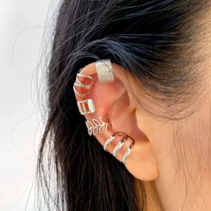 Stilvolles silbernes Ohrklemmen-Set ohne Piercing mit Blatt- und Geometriedesign am Ohr