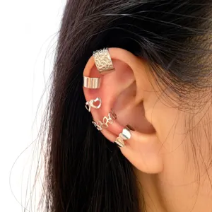 Set mit 5 silbernen Ohrmanschetten ohne Piercing mit strukturiertem und hohlem Blattdesign