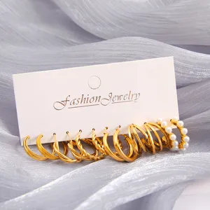 Detalle de un set de 6 pares de pendientes de aro dorados con perlas y trenzados