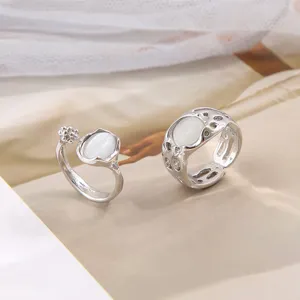 Eleganti anelli regolabili vintage in argento con pietre bianche e design floreale