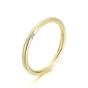 Bague minimaliste en acier titane doré avec diamant latéral bijou fin et élégant tendance.