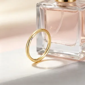 Bague fine en acier titane doré minimaliste avec une pierre latérale, bijou chic.