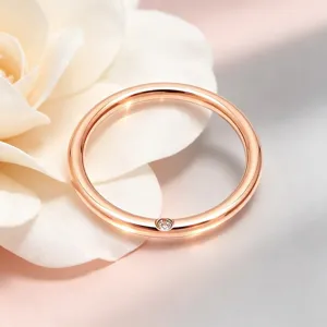Bague minimaliste en acier titane or rose avec petit diamant incrusté pour style chic.