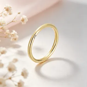 Bague minimaliste en acier titane avec pierre latérale délicate, design doré élégant.