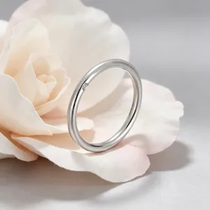 Bague minimaliste en acier titane argenté avec discret diamant latéral pour femme.