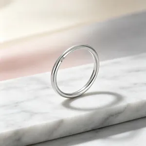 Bague fine minimaliste en acier titane avec zircon latéral, style élégant et moderne.