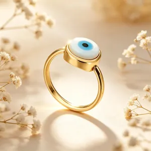 Vergulde roestvrijstalen boze-oog-ring met een prachtig blauw en wit rond design.