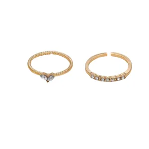 Elegante set di anelli aperti color oro con strass a cuore e pavé di cristalli