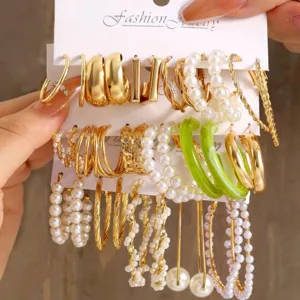 Set aus goldenen Vintage-Creolen mit Kunstperlen und grünen Harz-Anhängern für Damen