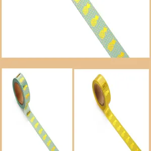 Vue détaillée de ruban adhésif washi décoratif doré avec joli motif d'ananas jaune.