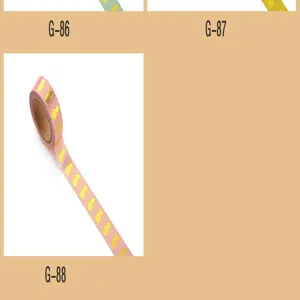 Détail de ruban washi rose avec motif ananas doré pour la décoration de journal.
