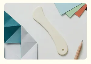 Piegafoglio in plastica utensile per piegare carta e cartone hobbistica fai da te.