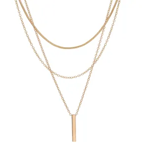 Vue détaillée du collier doré à plusieurs rangs avec un pendentif barre verticale