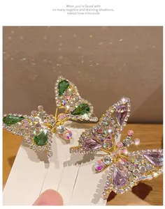 Detailansicht funkelnder Strass-Schmetterlings-Haarspangen in leuchtendem Grün und Lila